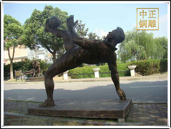 踢足球銅雕塑.jpg