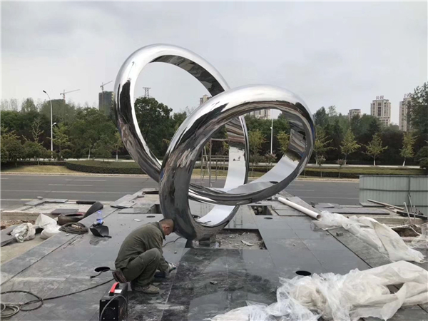 定做不銹鋼廣場雕塑.jpg 定做不銹鋼廣場雕塑.jpg