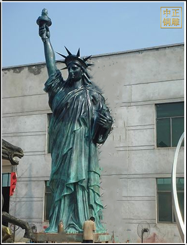 舉升杯西方人物銅雕塑.jpg 舉升杯西方人物銅雕塑.jpg