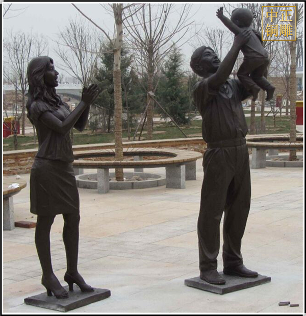 一家三口園林銅雕塑.jpg