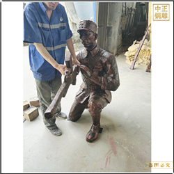 室外手拿槍人瞄準人物雕塑 